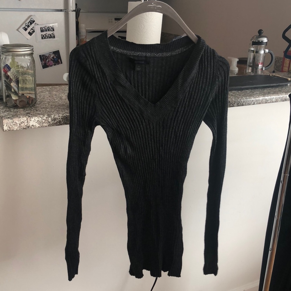 V-neck lowcut fitted gray ribbed sweater